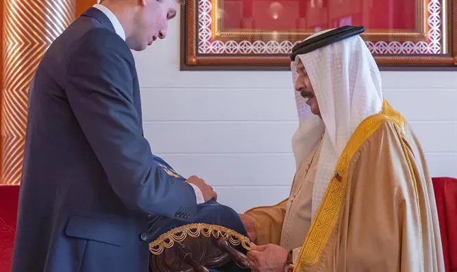 Даред Кушнер передал королю Бахрейна свиток Торы