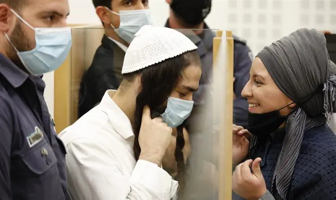 Амирам Бен-Улиэль и его супруга в зале суда