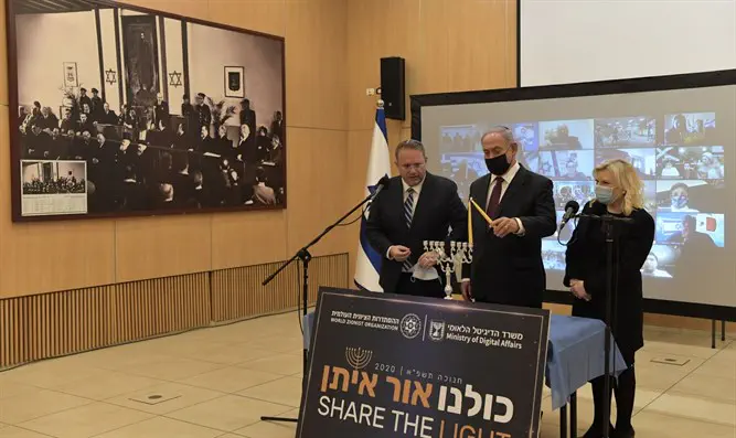Биньямин и Сара Нетаньяху зажигают первую ханукальную свечу