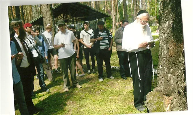 Йосеф Менделевич с группой молодых евреев в лесу близ Киева