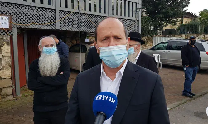 ניר Нир Баркат на похоронах Эстер Хорган