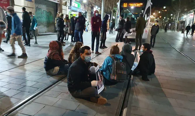 Протестующие заблокировали движение трамвая на площади Сиона